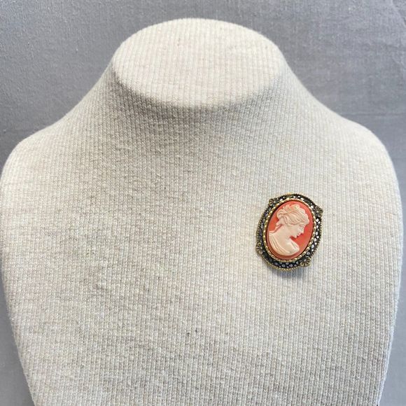 Cameo Brooch Classic Right Facing Female Profile Blackend Gold Tone Flower Trim - Picture 1 of 8
